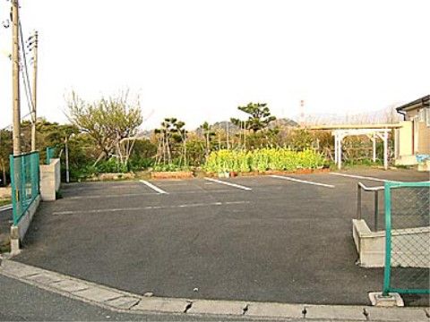 ふれあいの家 清和苑の駐車場。大きな駐車場を完備しておりますので、ご来訪の際はお車でのお越しが可能となっております。