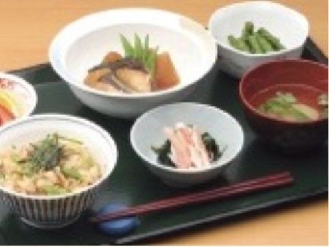 炊き込みご飯、吸い物、野菜の煮付けが、お椀や小鉢に盛り付けてある。