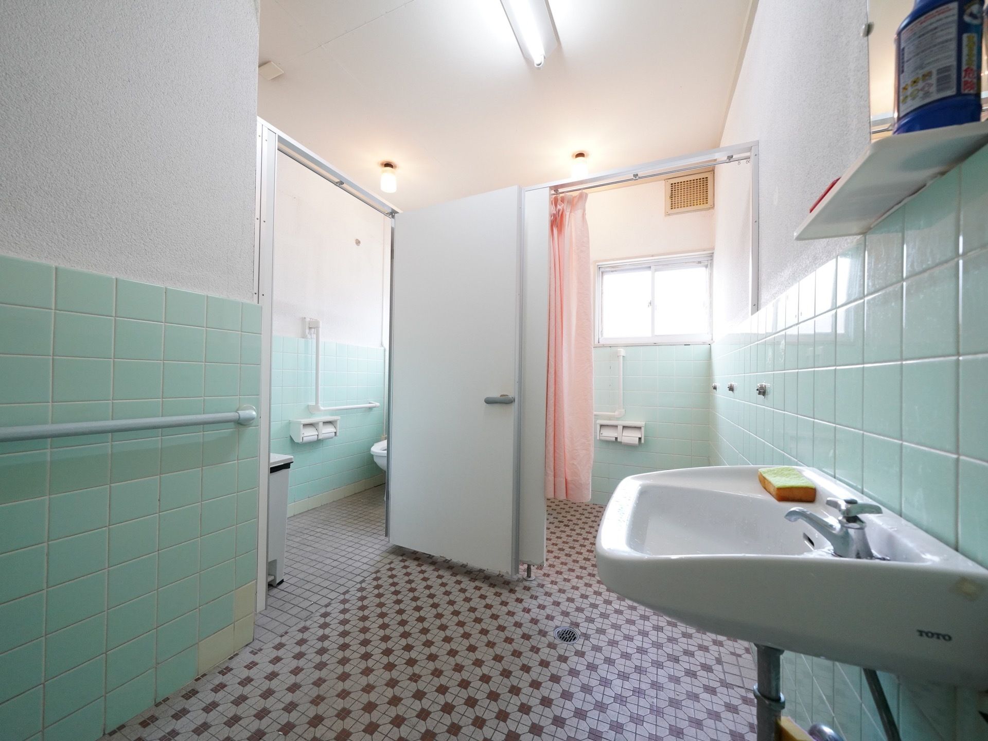 共用トイレの室内。仕切りがドアになっている個室のほかに、介助者や車椅子に対応しやすいカーテンの部屋もある。