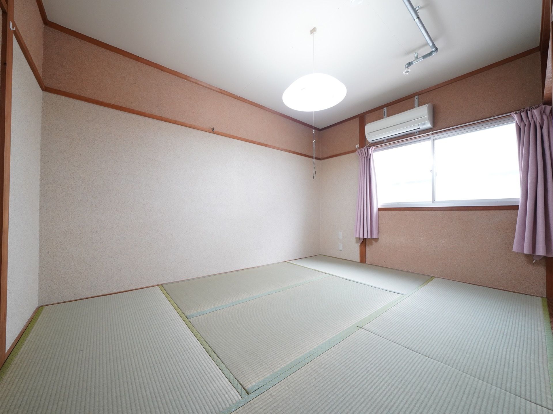 居室は畳敷きの和室タイプとなっている。天井には吊り下げ式の照明のほか、金属パイプのスプリンクラーが取りつけられている。