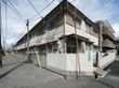 施設の周辺環境は静かな住宅街となっている。建物本体は２階建てで、個室ごとに分かれているのが外からでも確認できる。
