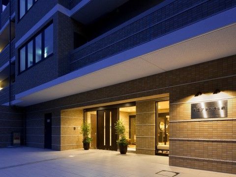 複合高齢者施設 芦屋アラベラの家の外観。日々明るいエントランスでは、専任コンシェルジュが皆様をお迎えいたしております。