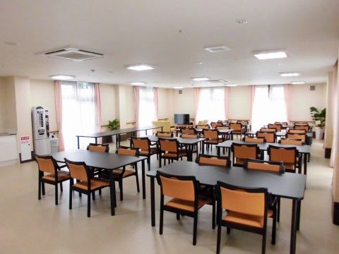 「アルファケア阪南」のダイニング。黒のテーブルを設置することで、ダイニング空間を引き締めている。