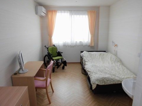 「アルファケア阪南」の居室。日当たりの間取りも良く、プライベートの時間を自由に過ごすことができる。