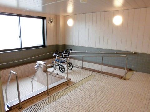「アルファケア阪南」の浴室。手足を伸び伸びと伸ばせる広い浴室になっている。