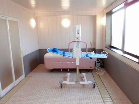 「アルファケア阪南」の機械浴室。寝たきりや体の不自由な方も、入浴を楽しめる。