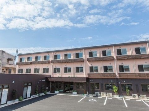 「アルファケア阪南」の外観。車の駐車スペースを確保しており、アクセス環境も整っている。