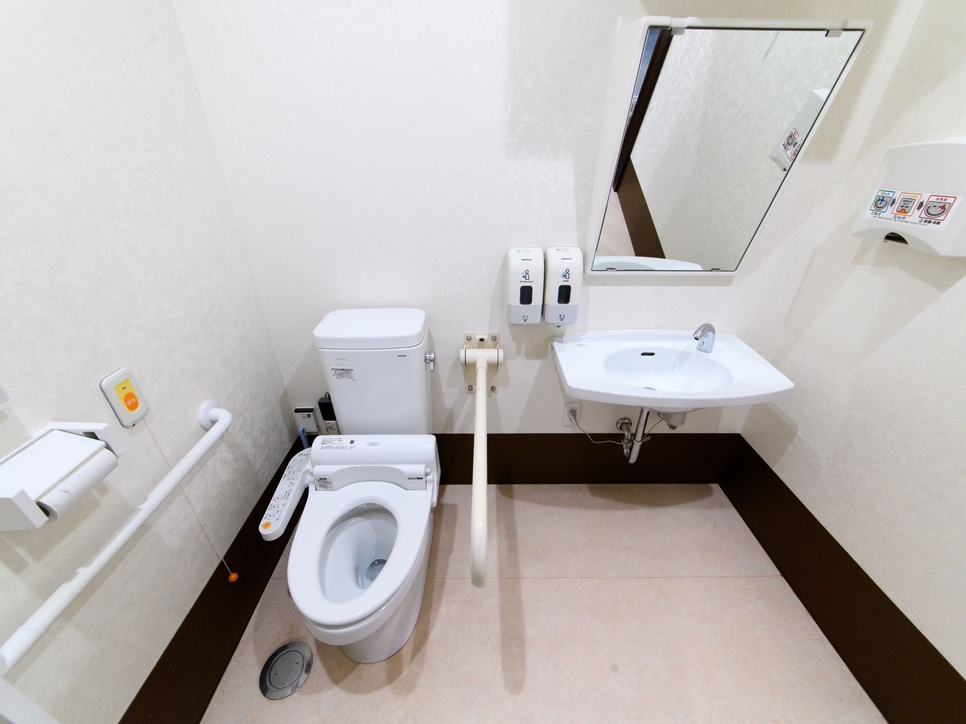 トイレには、温水洗浄便座器や手洗い場を完備している。手すりや呼び出しブザーを設置しており、安全対策をとっている。