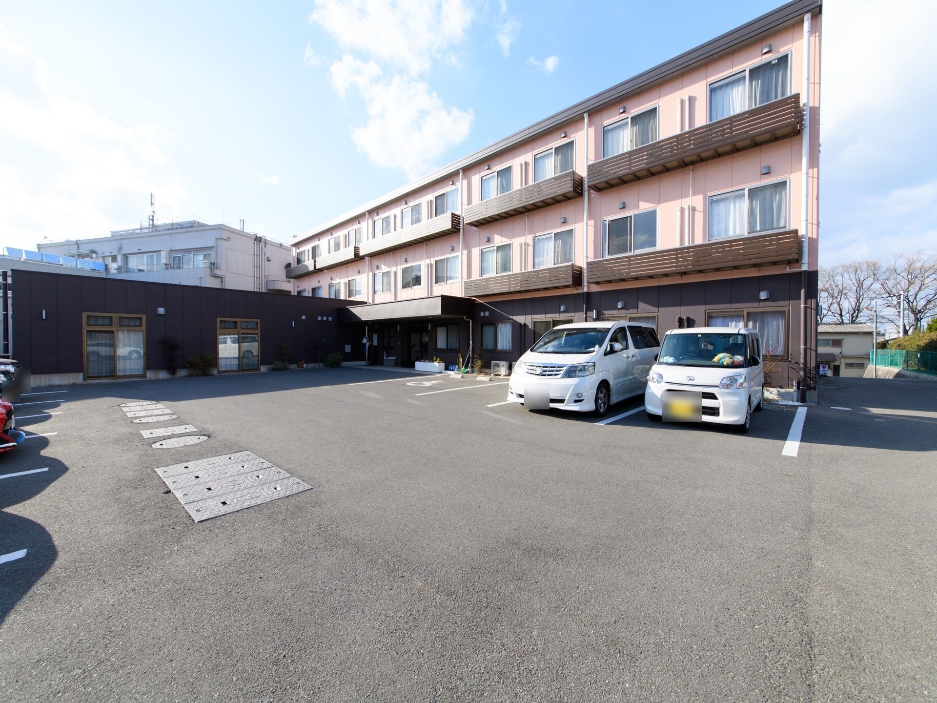 広い駐車スペースを完備している。施設前まで大型車両も進入できる。車椅子をご利用の方の移動もゆとりがあり安全である。