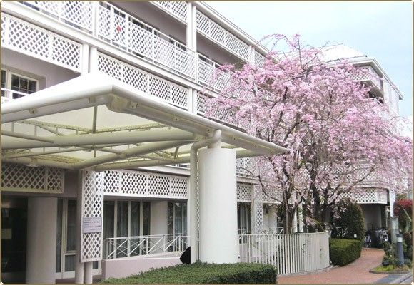 桜並木のある施設外観