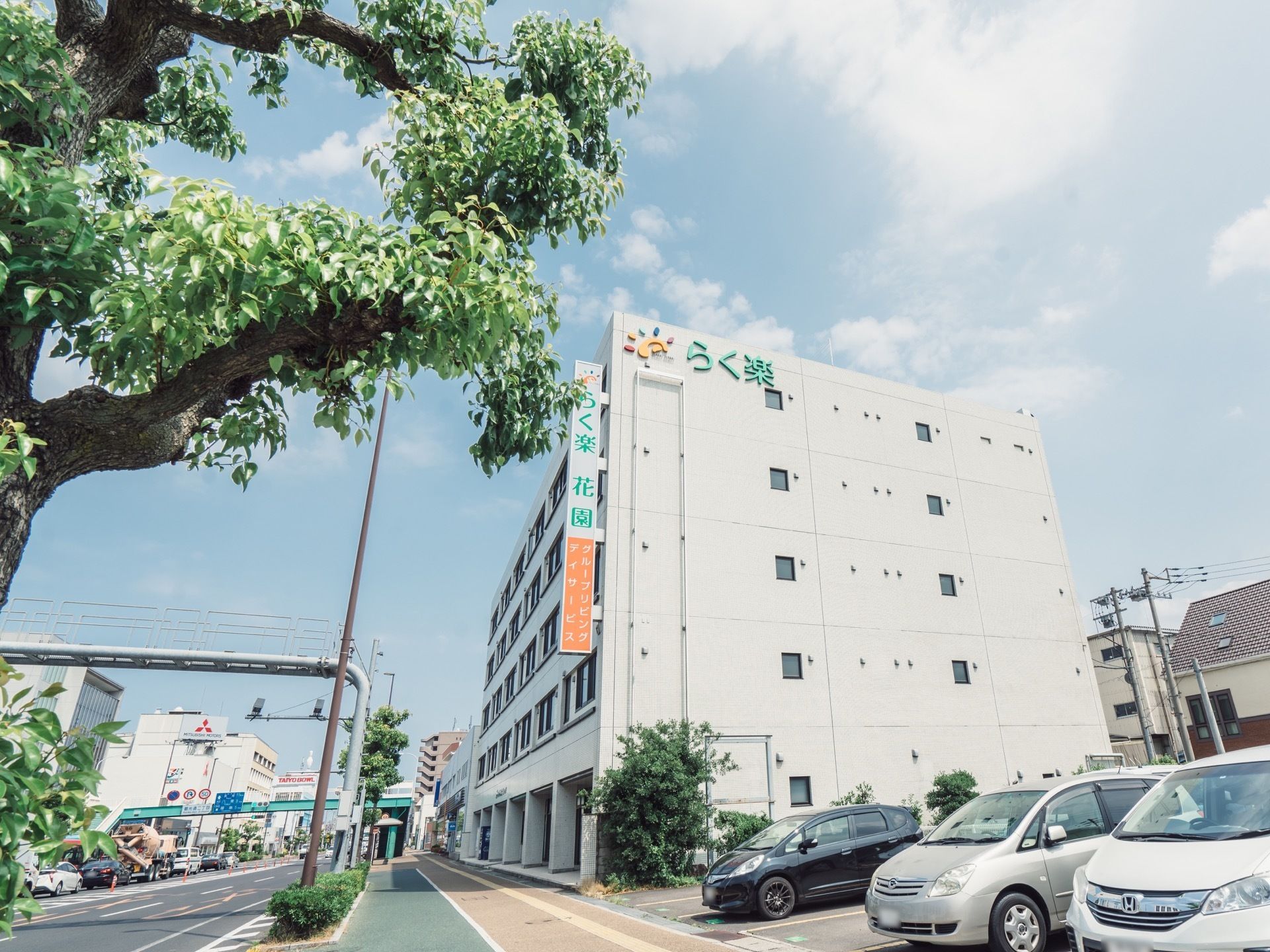 大通りに面した5階建ての建物で、屋上の外壁に施設名が書かれている。外壁の側面に大きな看板が掛けられている。