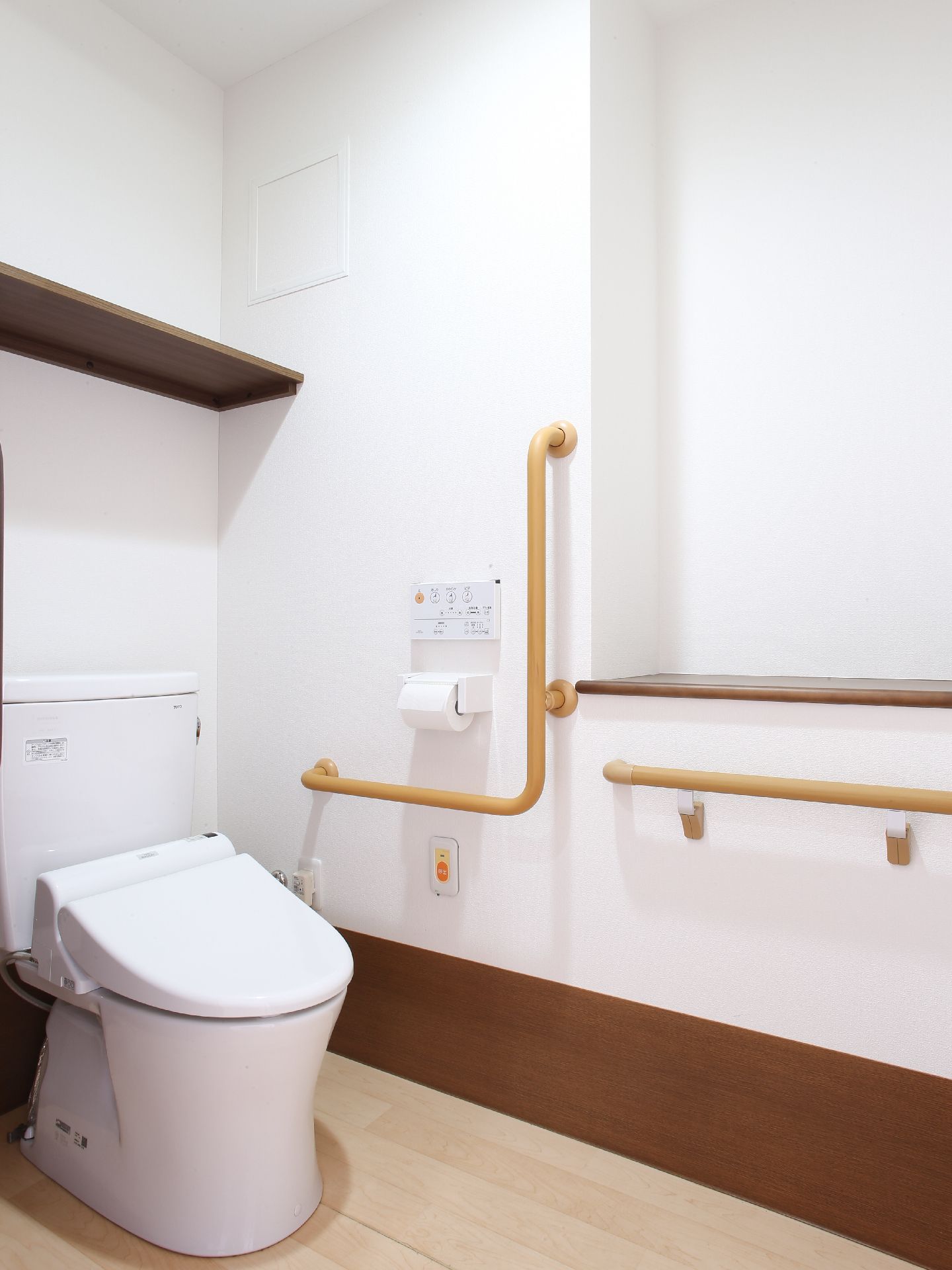広々としたトイレは、手すりが多く設置されているので安心して利用できる。ウォシュレット機能があり、ボタンが壁についているので使いやすい。
