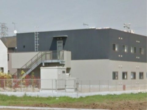「プラチナ・シニアホーム武蔵村山」の外観。周辺は住宅地で、交通量が少なく散歩しやすい。
