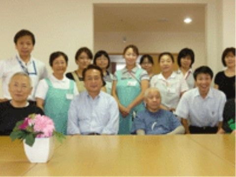 「プラチナ・シニアホーム武蔵村山」のスタッフとご入居者様。スタッフと一緒に記念撮影をし、一つ一つ思い出になっている。