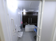 清潔な介護施設のトイレと洗面所