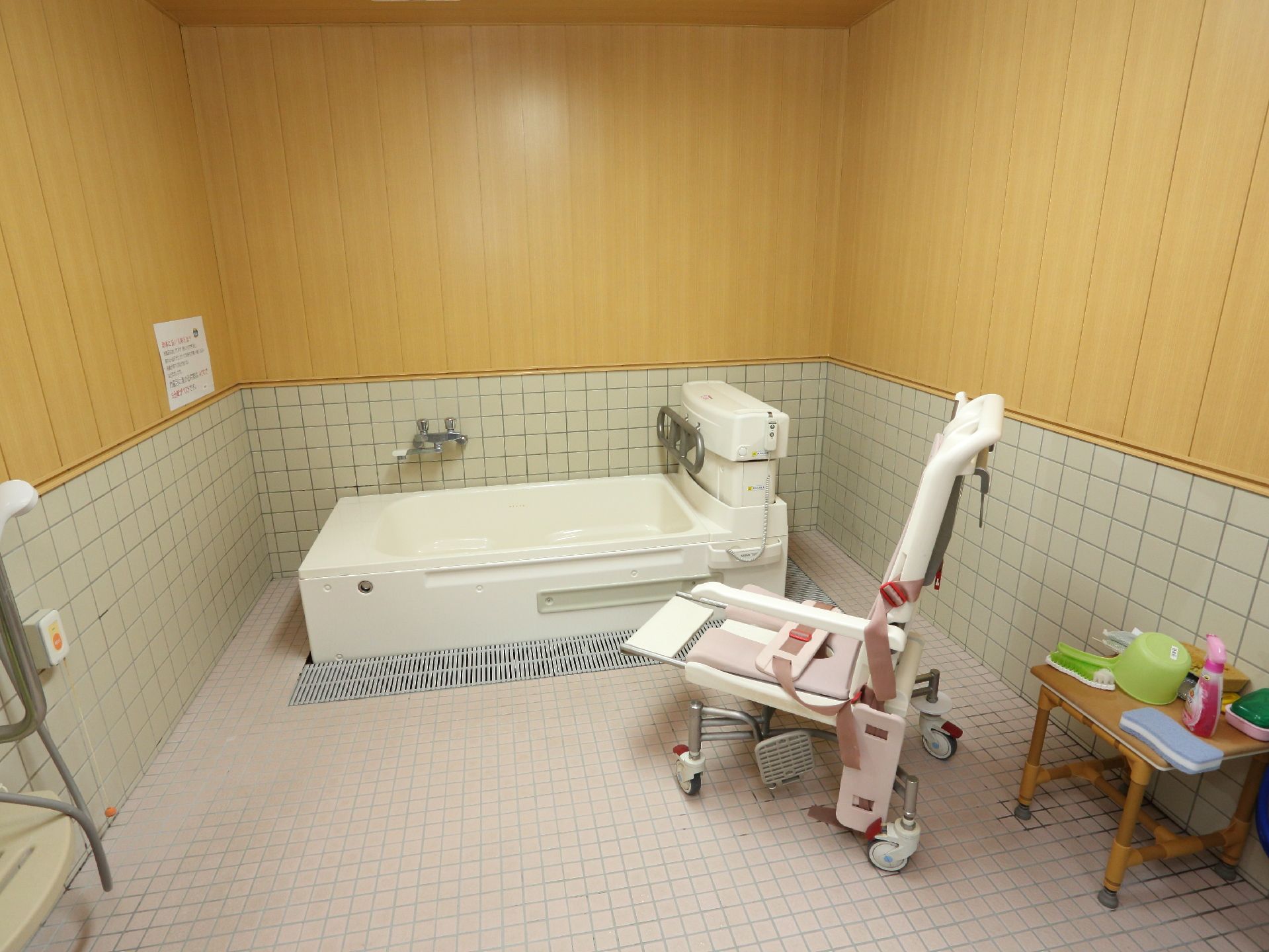 壁の上部は木目調になっていて、落ち着いた雰囲気の浴室になっている。体が不自由な方も介助を受けて入浴することができる。