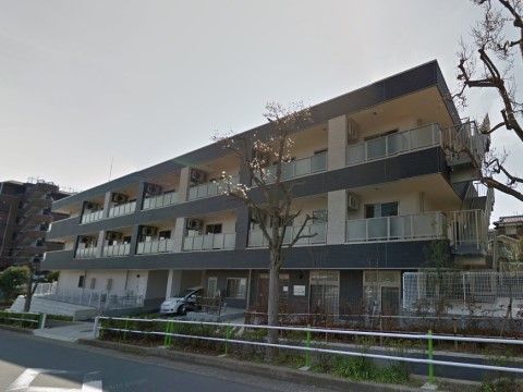 「プラチナ・シニアホーム板橋徳丸弐番館」の外観。樹木が適度な距離にあり、自然も大事にしている。