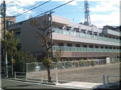 「プラチナ・シニアホーム板橋徳丸弐番館」の外観。ベランダにはプライバシーを保護する曇りガラスが設置され、明るさを犠牲にしないで済む。
