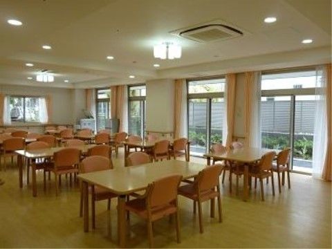 「プラチナ・シニアホーム板橋徳丸弐番館」のダイニング。窓数が多く、夏場は開けることで空気の流れを良くし、適切な温度になる。