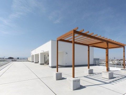 「木場清里苑（特定施設入居者生活介護）」の屋上。コンクリートが床面になり、移動の妨げにならない。