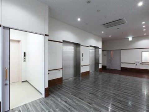 「木場清里苑（特定施設入居者生活介護）」のエレベーター。足腰の悪い方、車椅子を利用している方に、エレベーターを使ってフロア移動ができる。