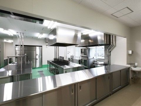 「木場清里苑（特定施設入居者生活介護）」の厨房。3食全て、厨房でお食事を作り、体調に合わせてメニューの変更を可能にしている。