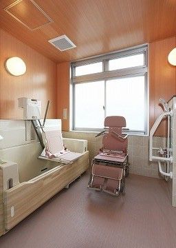 「木場清里苑（特定施設入居者生活介護）」の浴室。湿度を減らし汚れを防ぐ為に、換気窓を設けている。