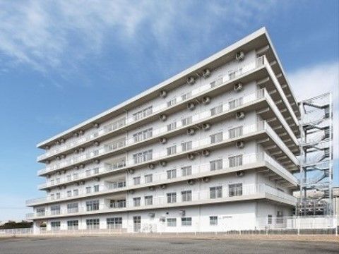 「木場清里苑（特定施設入居者生活介護）」の外観。火災や災害時に避難できる螺旋の滑り台が整っている。