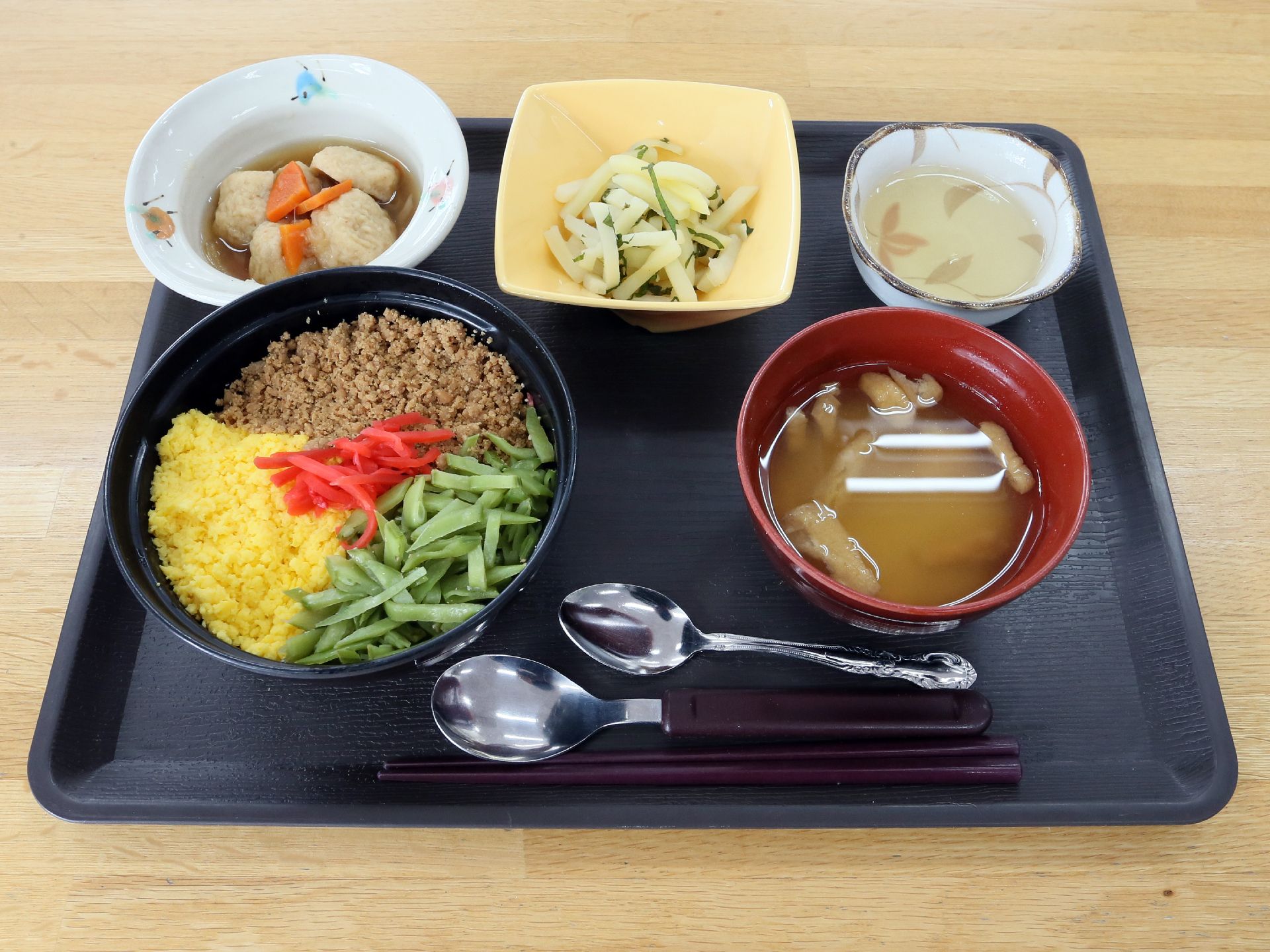 3色丼と芋の煮物や味噌汁のセット
