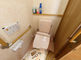 介護施設の明るい洗面・トイレ空間
