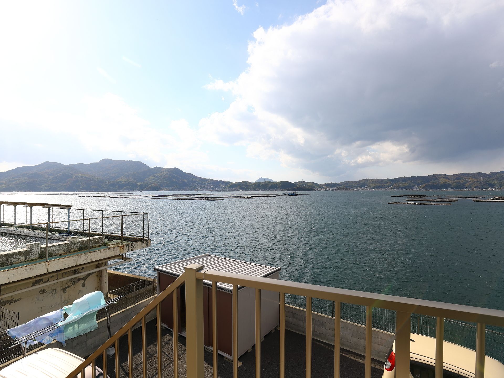 施設の建物は海に面する場所に建てられており、各設備や居室からこの見晴らしのいい眺めを楽しむ事ができる。