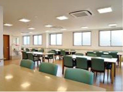 腰高窓が並び、広くて明るい。６人掛けの高級感があるダイニングセットがゆとりを取って整然と並んでいる。