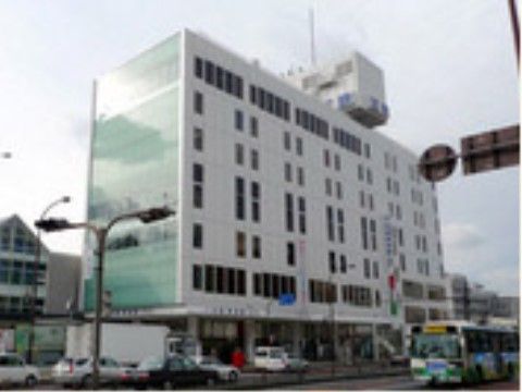 最寄り駅には駅ビル内やコンコース内に多数飲食店がある。また近くには商店街もあり、ドラッグストア等もある。