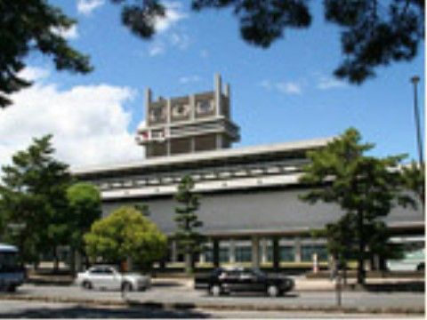 最寄り駅から徒歩５分の個性的な建物。６階屋上が解放されていて、見晴らしが良いと評判。国道を渡った南側には観光客も多く訪れる広大な公園がある。
