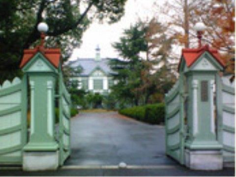 明治42年に創立された大学の建物。現在は改修されて記念館として開放している。国の重要文化財にも指定されている。
