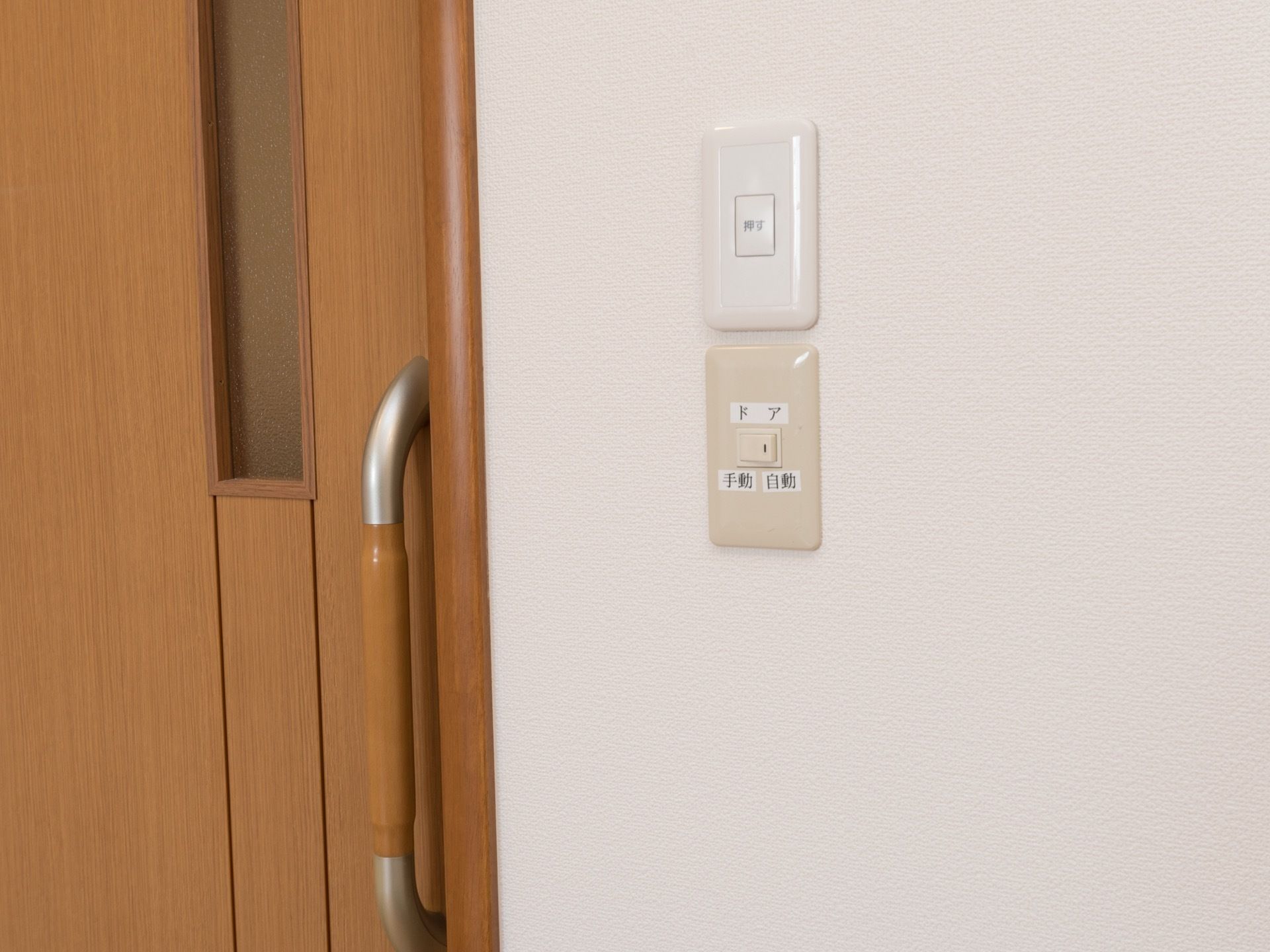居室の電気のスイッチや扉のボタンが入り口の横に設置されている。入居者様の利便性を考えて、入り口の扉は自動にもなる。