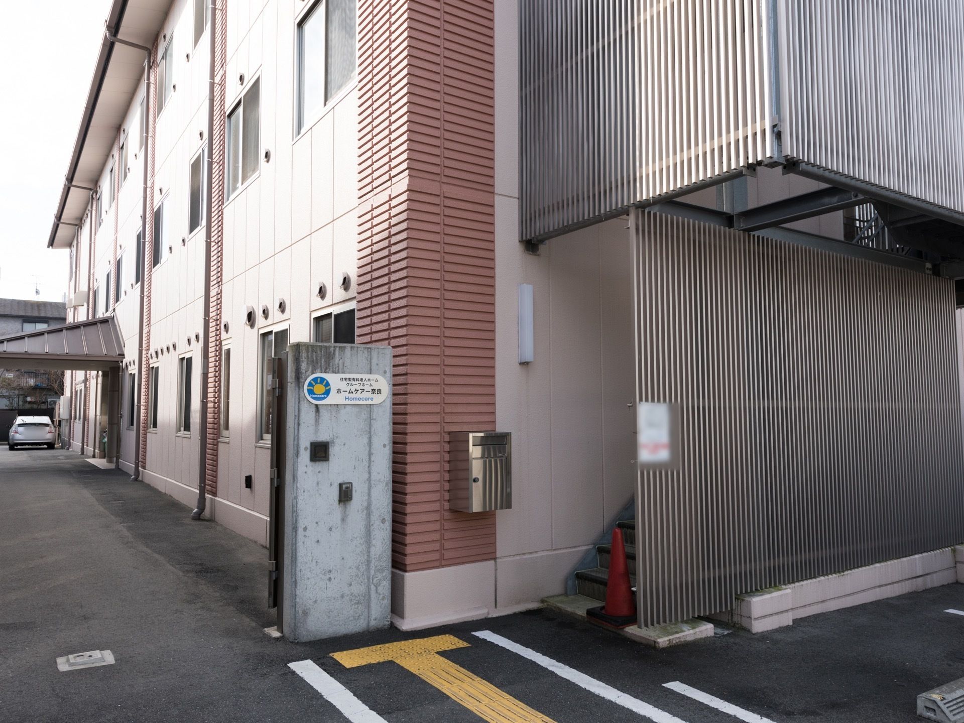 入居者様の安全を考え、敷地内に門を設置している。門にはインターフォンが取り付けられている。また、万が一に備えて非常階段を設置している。