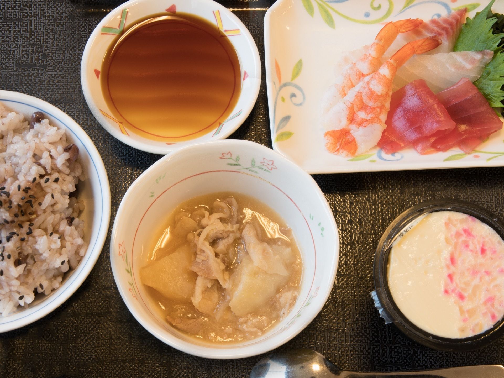 栄養バランスといろどりの良い食事を入居者様に提供している。入居者様に特に人気の高い刺身のメニューも配膳している。