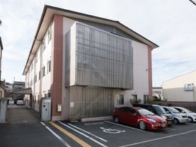 鉄筋コンクリート建ての施設で、道路側の避難階段にはアルミ格子が設置されており、見た目の圧迫感を解消している。