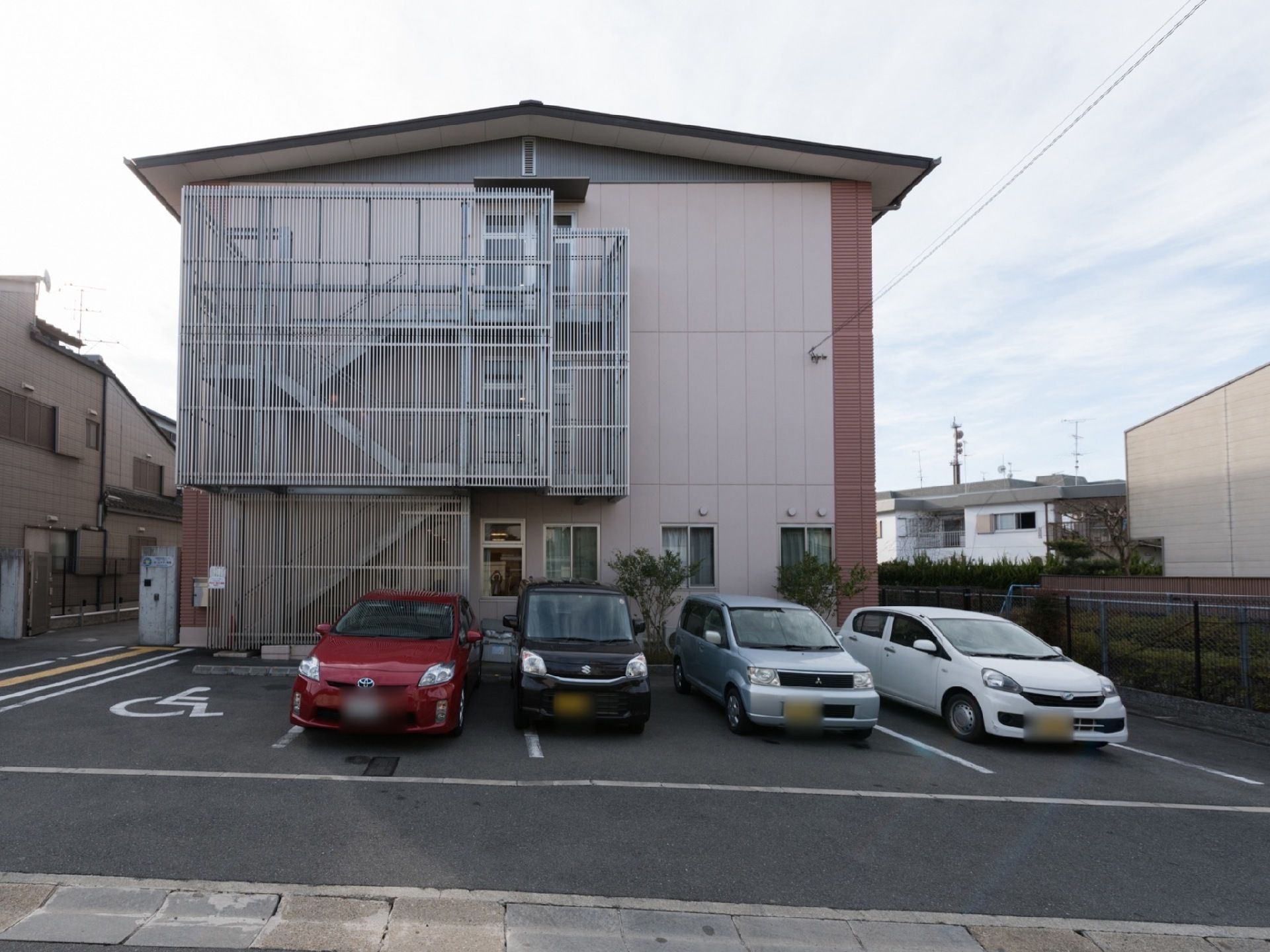 道路に面した駐車場には、施設建物の出入口に最も近い位置に、身障者の方が駐車できる専用の駐車スペースが確保されている。