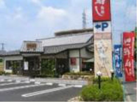 近隣にある回転寿司店である。徒歩圏内にあり、ご家族様との食事や気分転換の外食時に利用でき便利である。