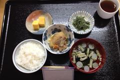 肉じゃがとほうれん草のおひたし、厚焼き玉子とごはんと吸い物のセット