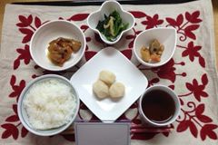 里芋の煮物とほうれん草のおひたし、豆や根菜の煮物が付いた和食