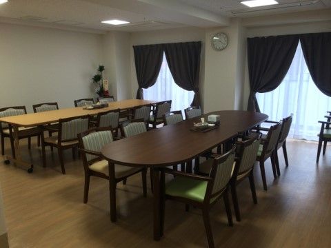 食堂には幅が大きなテーブルが設置されており、入居者様は食事や小休止の場合にゆったりと使用することができる。