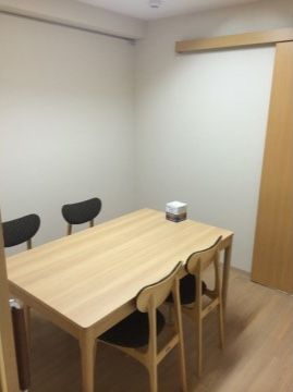 ファミリールームはシンプルで無駄のない設計になっており、座りながらゆっくりとご家族やお仲間と談話することができる。