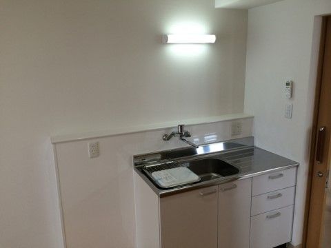 ミニキッチンの左側の壁にはコンセントが設置されており、電気ポットやその他の家電に使用することができる。