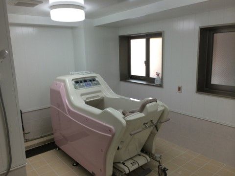 体を動かすことが困難な方専用の入浴介助器具である。スタッフの介助のもと、腰を掛けた状態で入浴することができる。