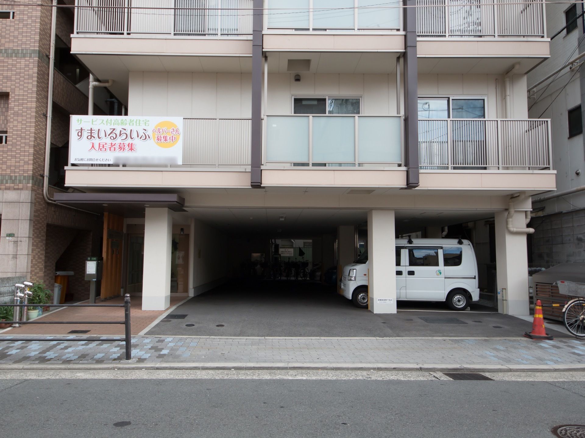 駐車場は建物の下にあるため、雨が降っても濡れる心配がない。床は車椅子でも安心なバリアフリー設計になっている。