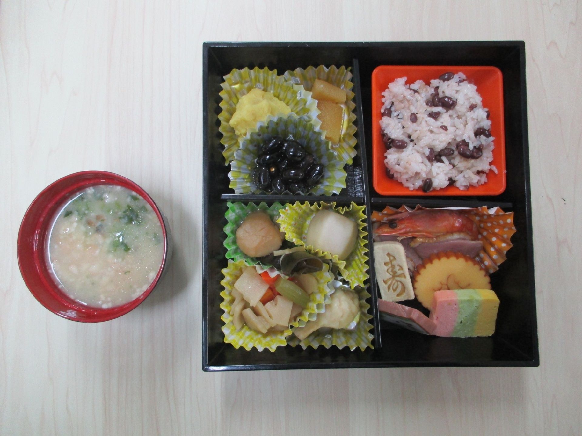 海老やたまご焼き、黒豆や煮物が入ったおせち料理
