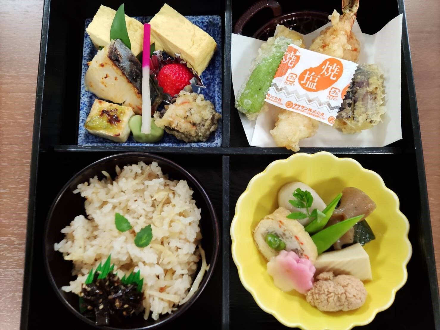 炊き込みご飯と天ぷらの盛り合わせ、焼き魚や煮物のセット
